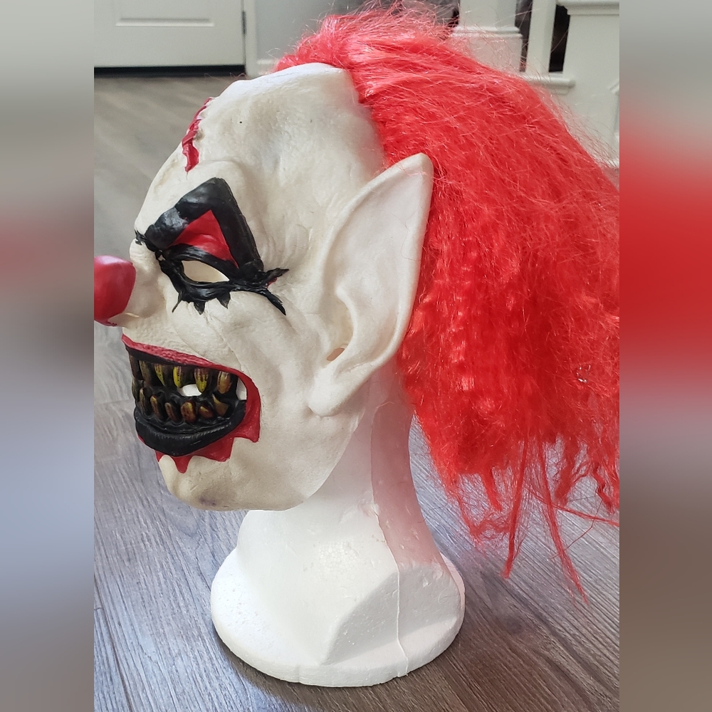 Kid's scary clown mask ages 8 to 10